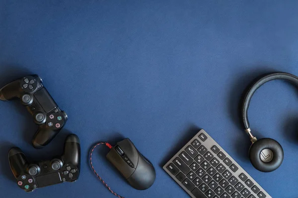 Foto des modernen schwarzen Gamepads auf dunklem Hintergrund — Stockfoto