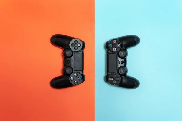 Foto do moderno preto gamepad fundo colorido — Fotografia de Stock