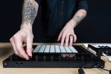 DJ adam elektronik müzik stüdyosunda oluşturur.