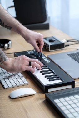 DJ adam elektronik müzik stüdyosunda oluşturur.