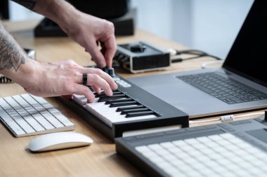 DJ adam elektronik müzik stüdyosunda oluşturur.