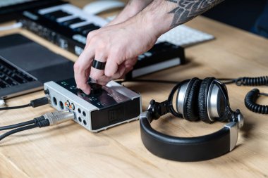 DJ adam elektronik müzik stüdyosunda oluşturur.
