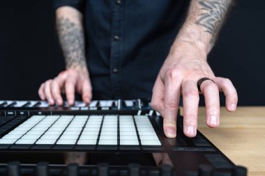 DJ yetişkin adam elektronik müzik stüdyosunda oluşturur.