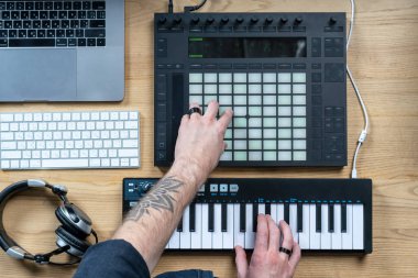 DJ yetişkin adam elektronik müzik stüdyosunda oluşturur.