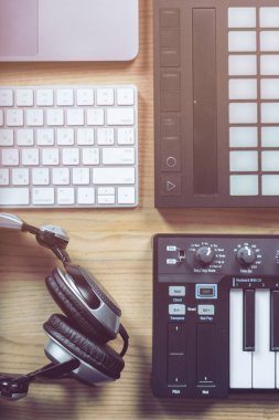 Dj araçları elektronik müzik ahşap bir tablo oluşturmak için
