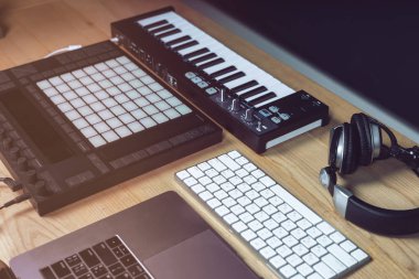 Dj araçları elektronik müzik ahşap bir tablo oluşturmak için