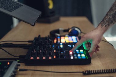 DJ yetişkin adam elektronik müzik stüdyosunda oluşturur.