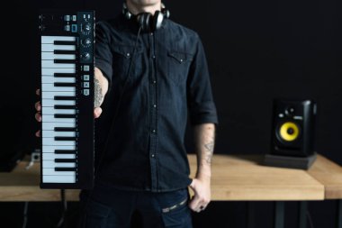 Piyano Klavye onun elinde tutan adam