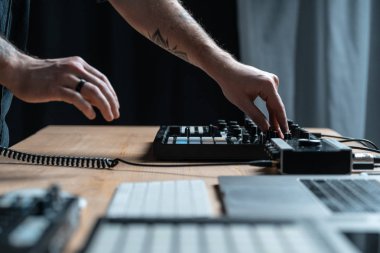 DJ adam elektronik müzik stüdyosunda oluşturur.