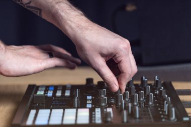 DJ adam elektronik müzik stüdyosunda oluşturur.