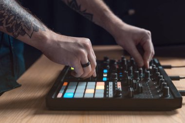 DJ adam elektronik müzik stüdyosunda oluşturur.