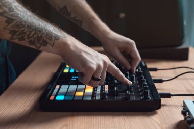 DJ adam elektronik müzik stüdyosunda oluşturur.