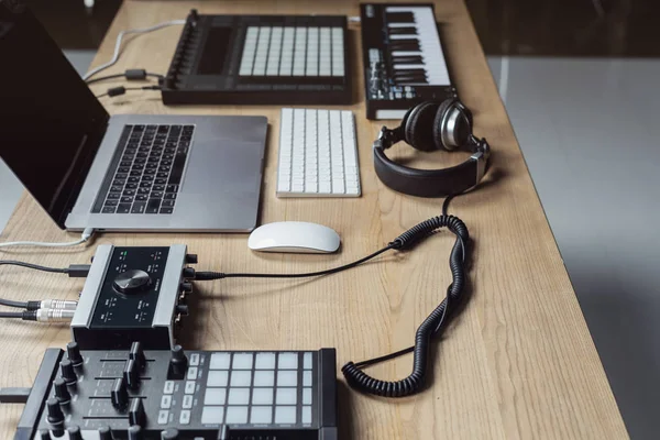 DJ narzędzia do tworzenia muzyki elektronicznej na drewnianym stole — Zdjęcie stockowe