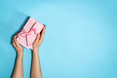 Kadının elinde mevcut ya da hediye kutusu