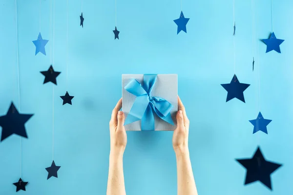 Mujer sosteniendo regalo o caja de regalo en sus manos — Foto de Stock