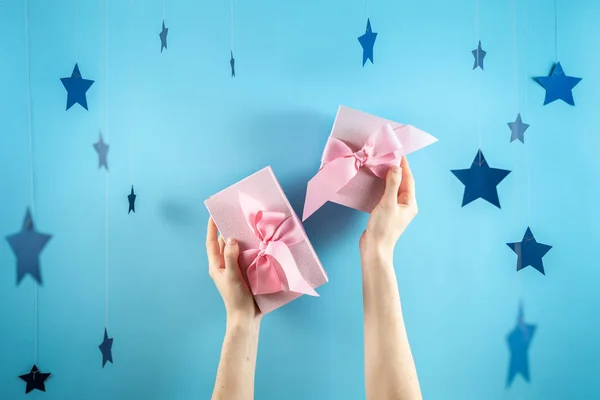 Mujer sosteniendo regalo o caja de regalo en sus manos — Foto de Stock