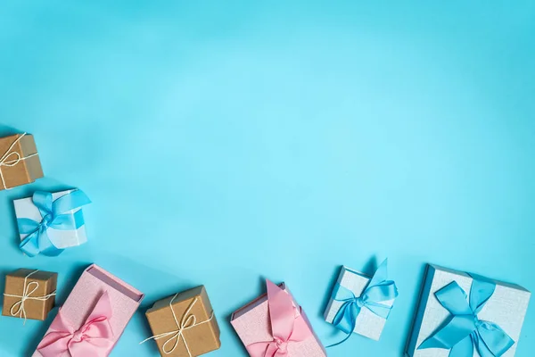 Hermoso regalo o caja de regalo contra fondo de color — Foto de Stock