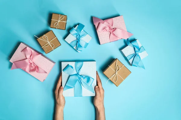 Mujer sosteniendo regalo o caja de regalo en sus manos — Foto de Stock