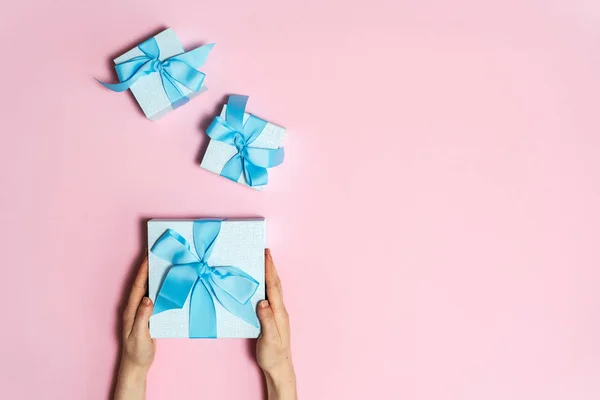 Mujer sosteniendo regalo o caja de regalo en sus manos — Foto de Stock