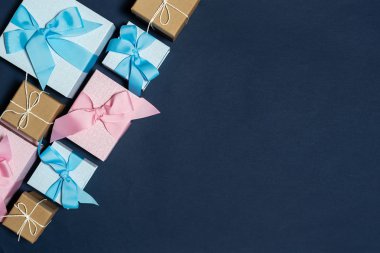Renkli arka plana karşı güzel bir hediye kutusu