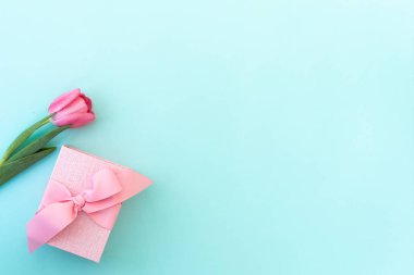 Renkli arka plana karşı güzel bir hediye kutusu