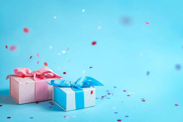 Прекрасний подарунок або подарункова коробка на кольоровому фоні — стокове фото