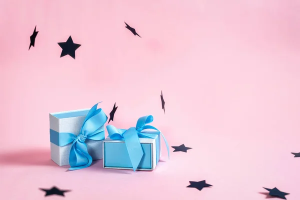 Hermoso regalo o caja de regalo contra fondo de color — Foto de Stock