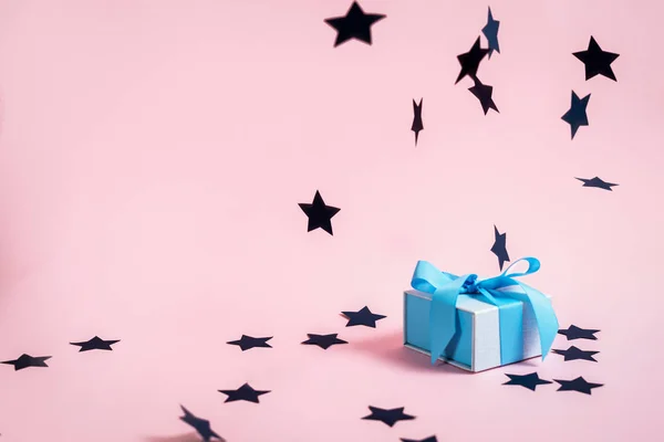 Hermoso regalo o caja de regalo contra fondo de color — Foto de Stock