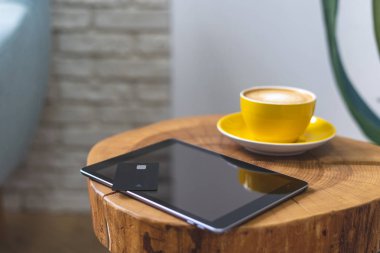 Kahve fincan ıslanmış plastik kart ile modern dijital gadget'lar 