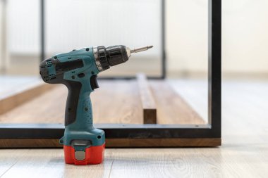 Tornavida bitmemiş bina ahşap masa üstü yakınında duran