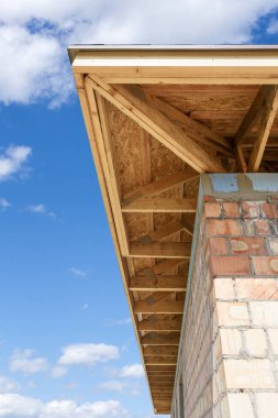 Yapım aşamasında yeni ev düşük açı görünümü