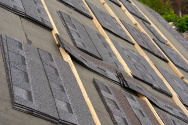 İnşaat taolan yeni evde asfalt kiremit çatı