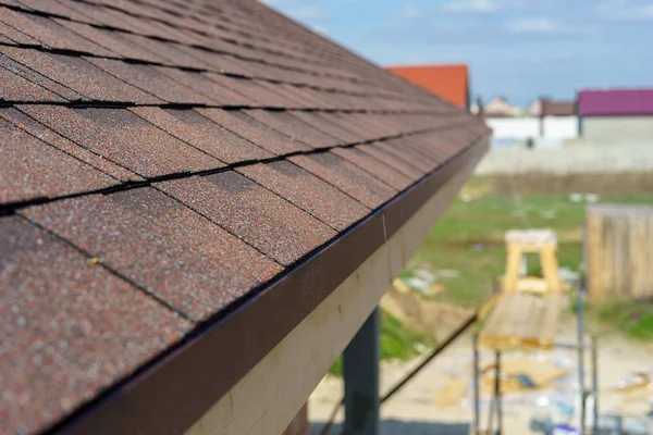 Asphalt tile roof on new home under construction — Stock Photo, Image