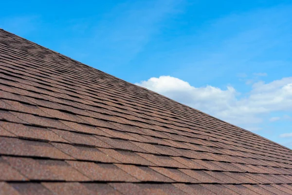 Asphalt tile roof on new home under construction — Stock Photo, Image