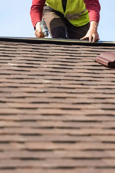 Workman installare elemento di tetto piastrellato sulla nuova casa in costruzione — Foto Stock