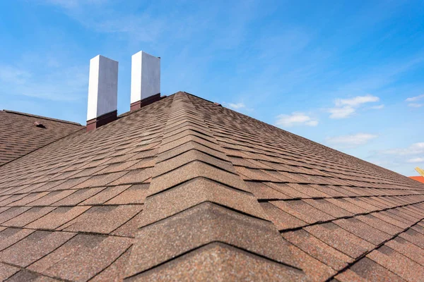 Asphaltziegeldach mit Schornstein auf neuem Eigenheim im Bau — Stockfoto