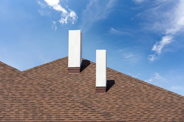 Aszfalt tetőcserép a kémény az új otthoni építés alatt — Stock Fotó