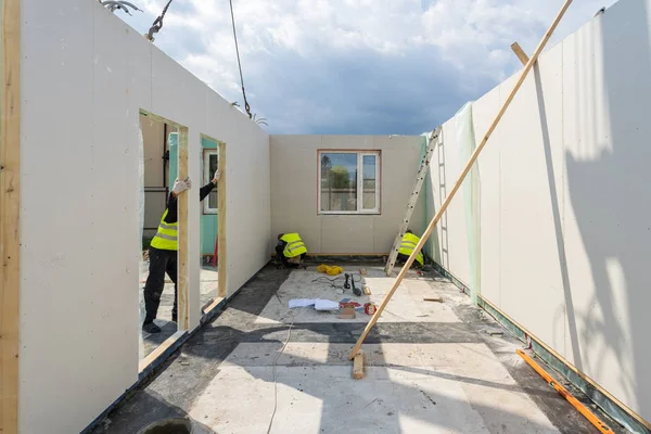 Construcción de una casa modular nueva y moderna —  Fotos de Stock