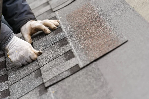 Workman install tegel op dak van nieuw huis in aanbouw — Stockfoto