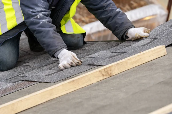 Workman install tile on roof of new house under construction — Stock Photo, Image