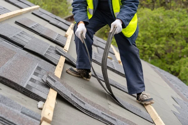Workman install tile on roof of new house under construction — Stock Image Workman install tile on roof of new house under construction Stock Image