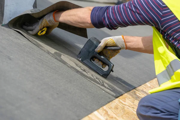 Building construction process of new wooden roof on wood frame h — Stock Photo, Image