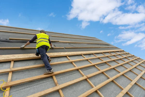 Building construction process of new wooden roof on wood frame h — Stock Photo, Image