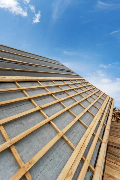 Costruzione di un nuovo tetto in legno su telaio in legno h — Foto Stock