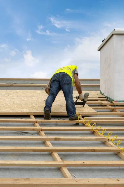 Ahşap çerçeve h yeni ahşap çatı bina inşaat süreci — Stok fotoğraf