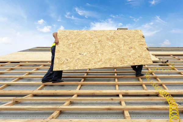 Bauprozess des neuen Holzdaches auf Holzrahmen — Stockfoto