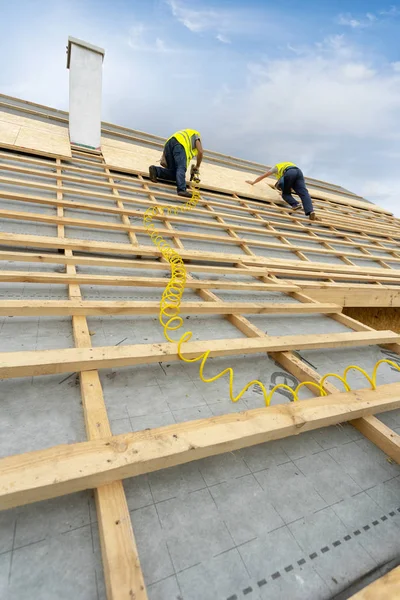 Proceso de construcción de un nuevo techo de madera en el marco de madera h —  Fotos de Stock