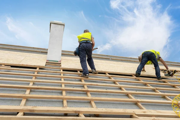 Costruzione di un nuovo tetto in legno su telaio in legno h — Foto Stock