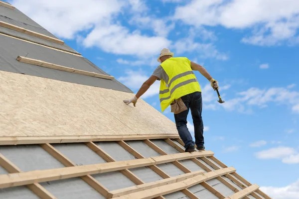 Bauprozess des neuen Holzdaches auf Holzrahmen — Stockfoto