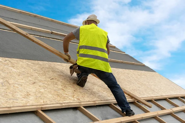 Building construction process of new wooden roof on wood frame h — Stock Photo, Image